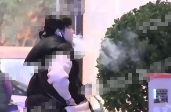 李庚希抽煙被拍,網友紛紛直呼人設要塌