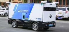 成都一無人中通快遞車逆行致堵車,司機吃瓜被插隊