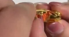 震驚女子剪開黃金鎖里面全是蠟?商家是否構(gòu)成欺詐